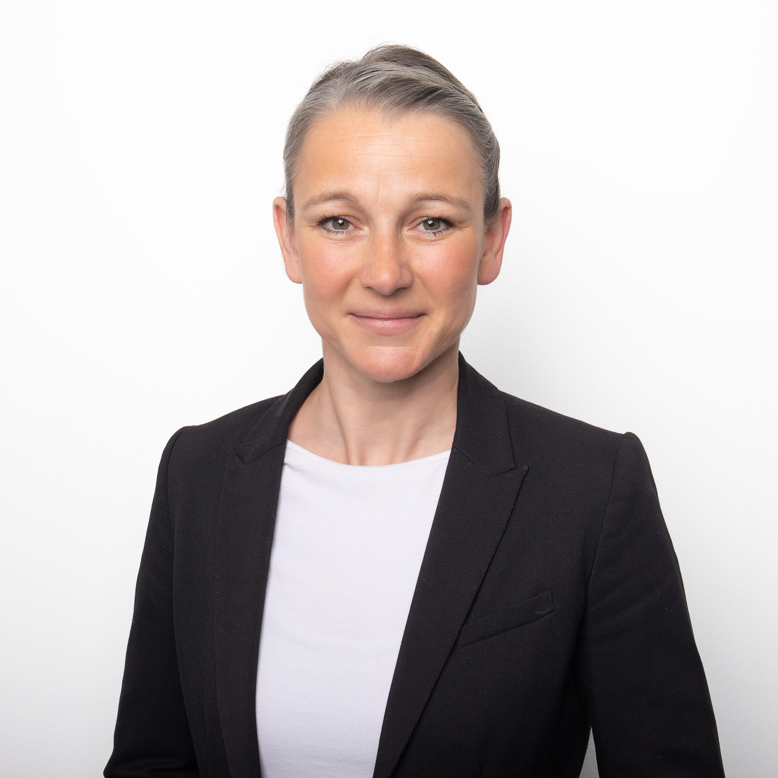 Luise schöne „Ich bin ein kreativer Kopf. Das war ich schon als kleines Kind. Ich wollte schon immer einzigartige und innovative Dinge entwickeln.“ Das beschreibt in einem Satz die Entwicklung zu dem, was ich bin und mir Spaß macht: mein Beruf als Architektin. Die Architektur ist ein sich ständig weiterentwickelndes Feld, in dem man bereit ist, sich stets weiterzuentwickeln, Verantwortung zu übernehmen für sich und andere. Aus meinem fünfzehnjährigen Erfahrungsschatz konnte ich quer durch alle Bereiche ein tiefes Verständnis für Ästhetik, Funktionalität und Sicherheit von Bauwerken entwickeln können. Über dies trägt mein Interesse als Familienmensch und Mutter an effizienter grüner Architektur dazu bei, ein Bewusstsein für Umweltprobleme und Nachhaltigkeit zu schaffen. Dieses Bewusstsein dient mir weiterhin als Fundament für eine richtungsweisende Planung von Bau- und Konstruktionstechniken, Materialität und ermutigt, zukunftsorientierte Entscheidungen zu treffen. Herausforderungen motivieren mich und ich fordere gerne die konventionellen Formen und meine Erfahrung ermöglicht weiterhin ein umfangreiches Verständnis für den Kunden.