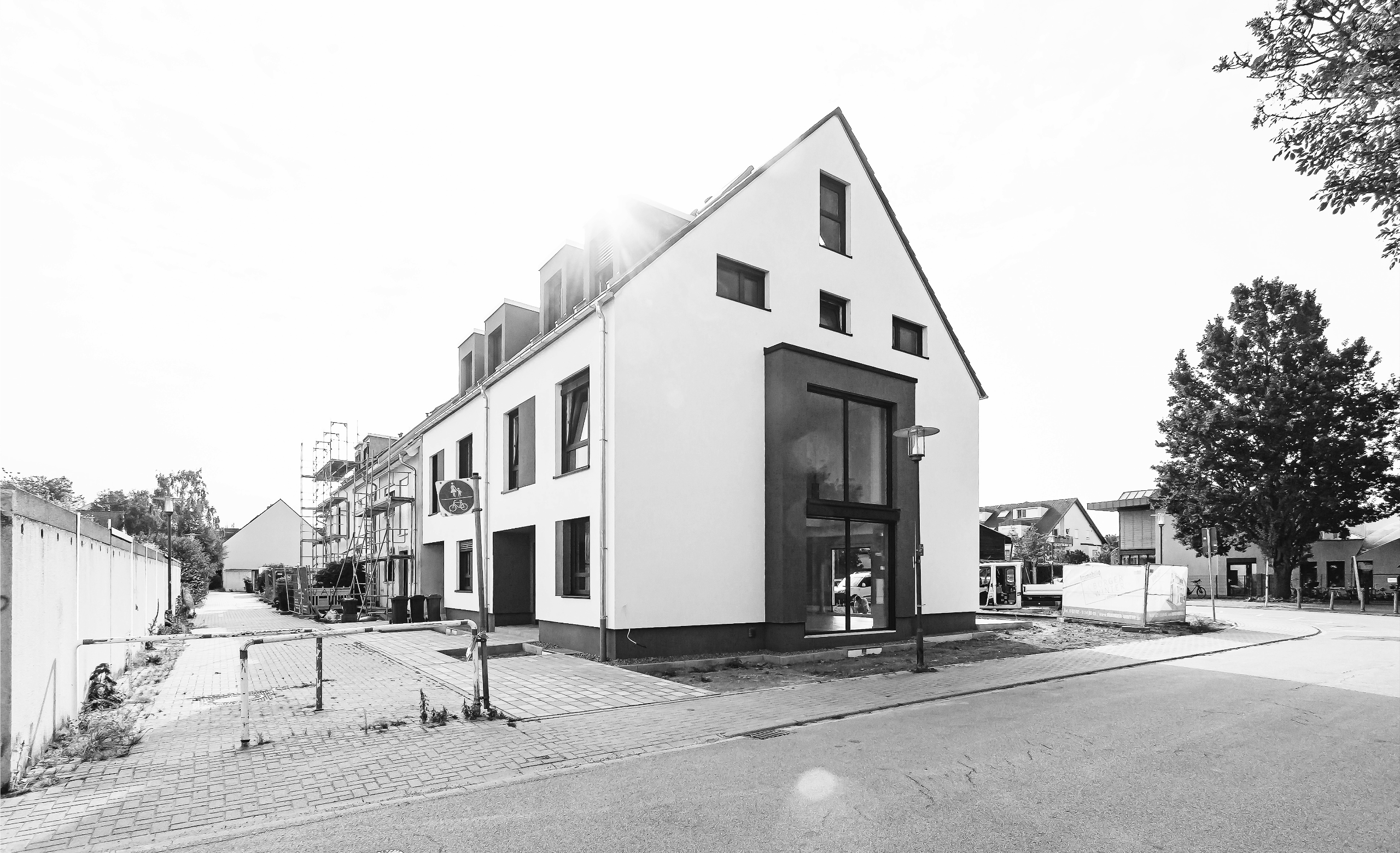 Reihenendhaus in SCHWETZINGEN Verknüpfung der Geschosse über großzügigen Luftraum.